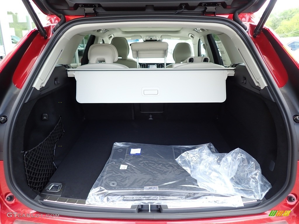 2020 Volvo XC60 T6 AWD Momentum Trunk Photos