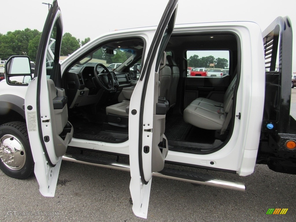2018 Ford F550 Super Duty XL Crew Cab 4x4 Chassis Rear Seat Photo #138278618