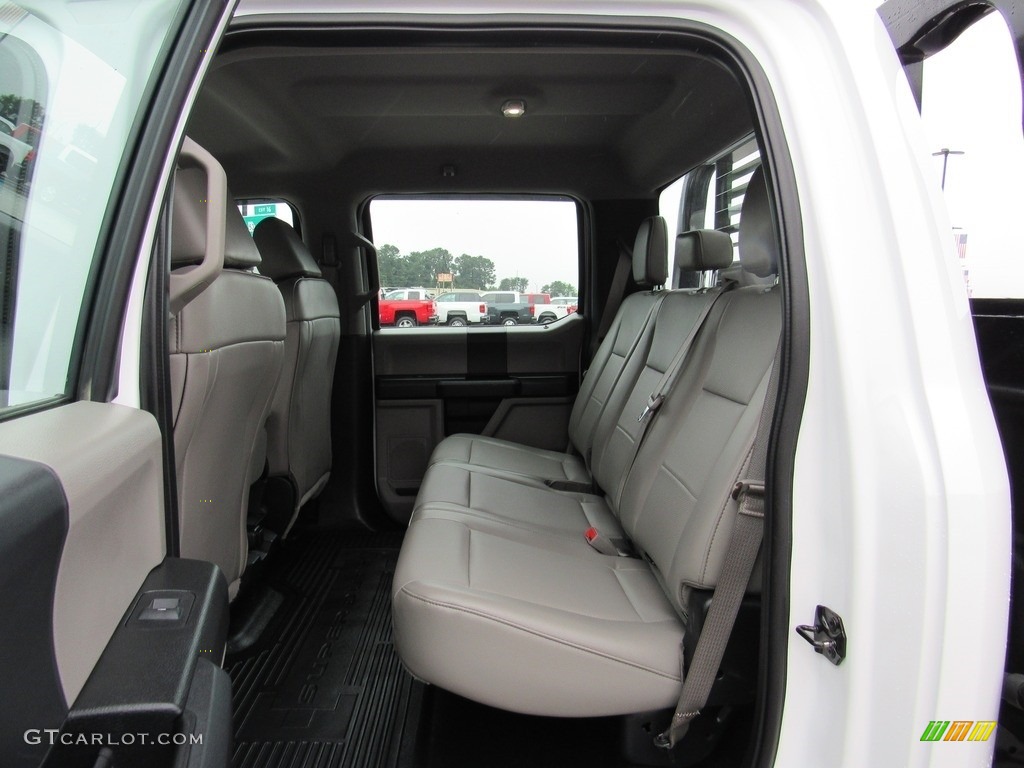 2018 Ford F550 Super Duty XL Crew Cab 4x4 Chassis Rear Seat Photo #138278654
