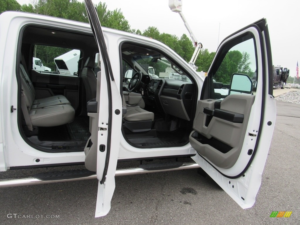 2018 Ford F550 Super Duty XL Crew Cab 4x4 Chassis Front Seat Photo #138279005