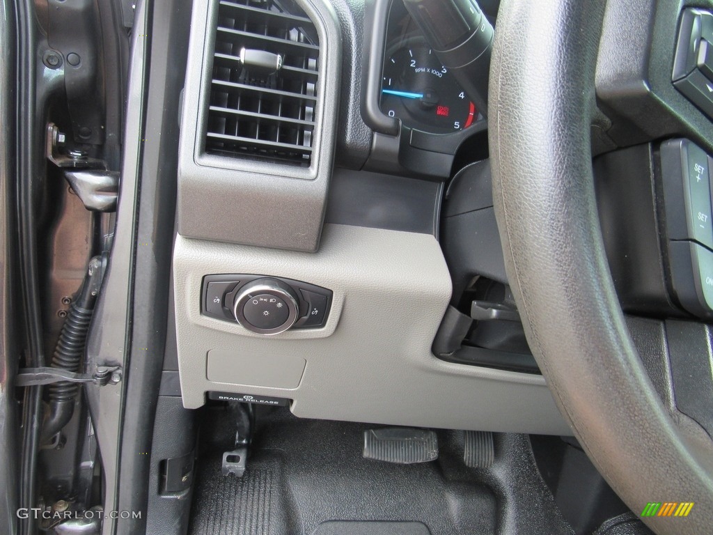 2017 Ford F550 Super Duty XL Regular Cab 4x4 Rollback Truck Controls Photo #138279947