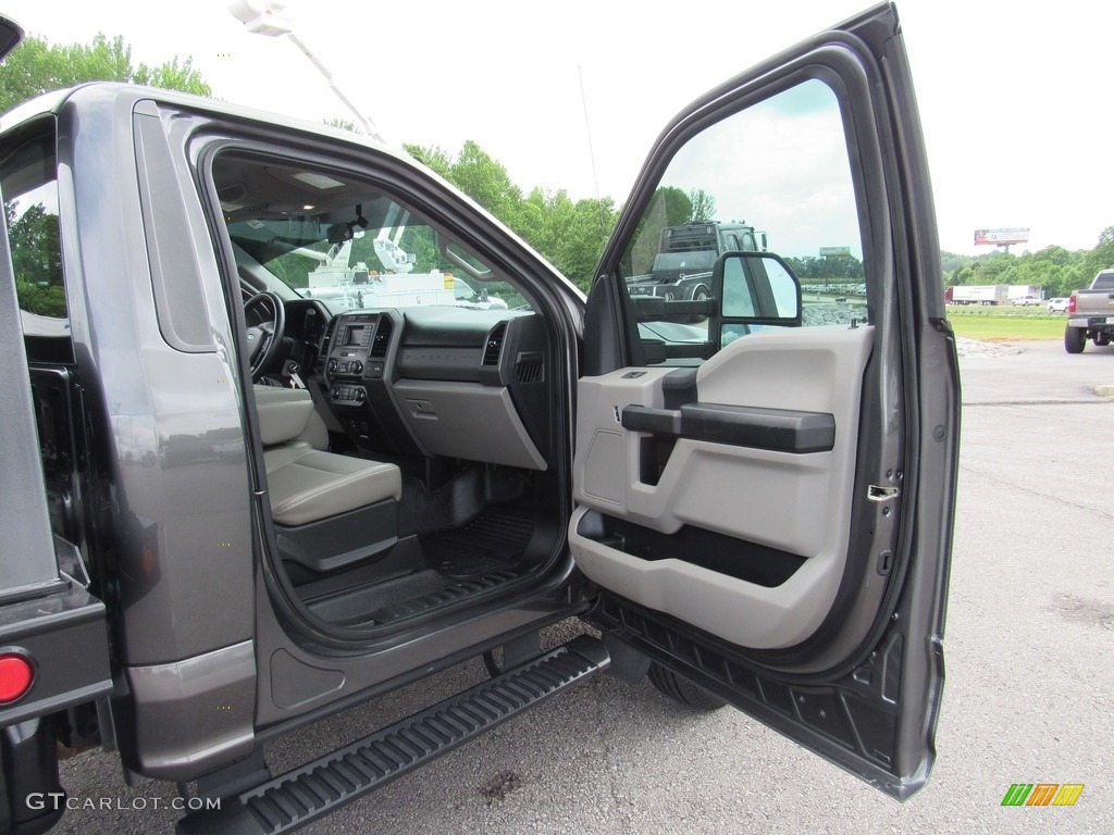 2017 Ford F550 Super Duty XL Regular Cab 4x4 Rollback Truck Medium Earth Gray Door Panel Photo #138280046