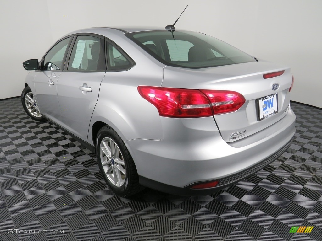 2016 Focus SE Sedan - Ingot Silver / Charcoal Black photo #11