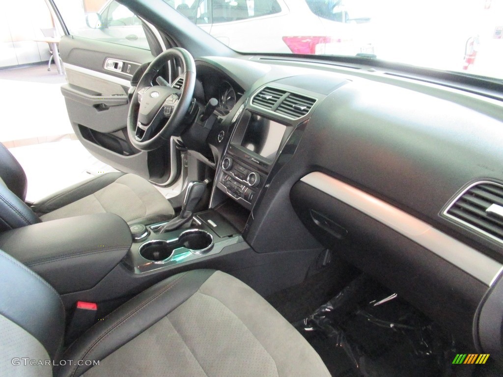 2017 Explorer XLT 4WD - Ingot Silver / Ebony Black photo #15