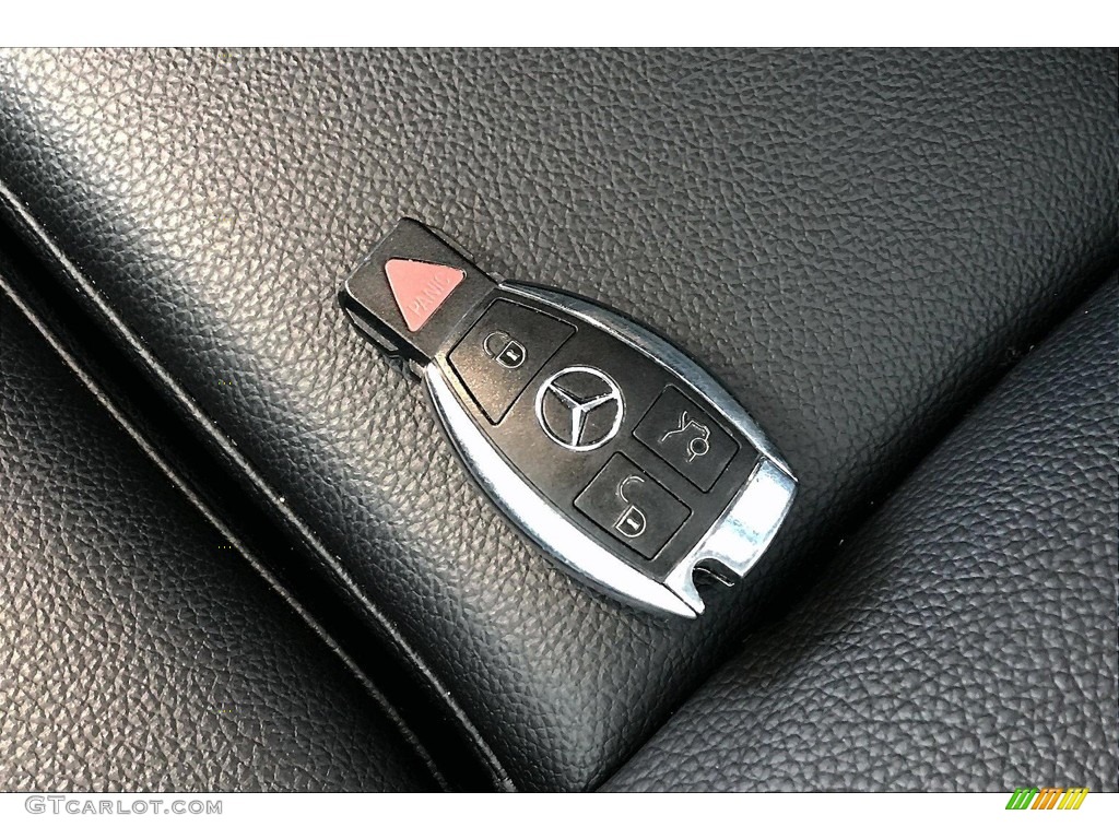 2017 Mercedes-Benz GLA 250 4Matic Keys Photos