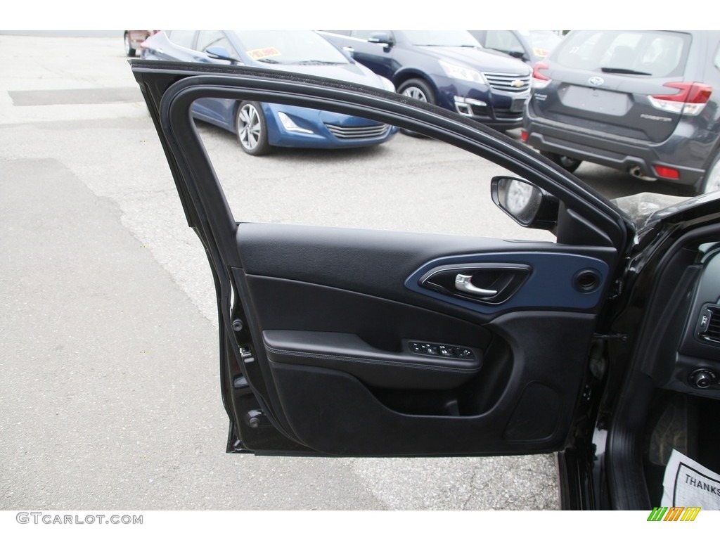 2015 200 S - Black / Black photo #9