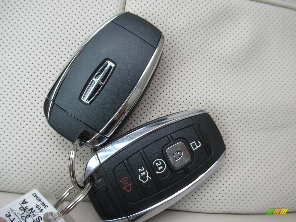 2019 Lincoln MKZ Hybrid Reserve II Keys Photos