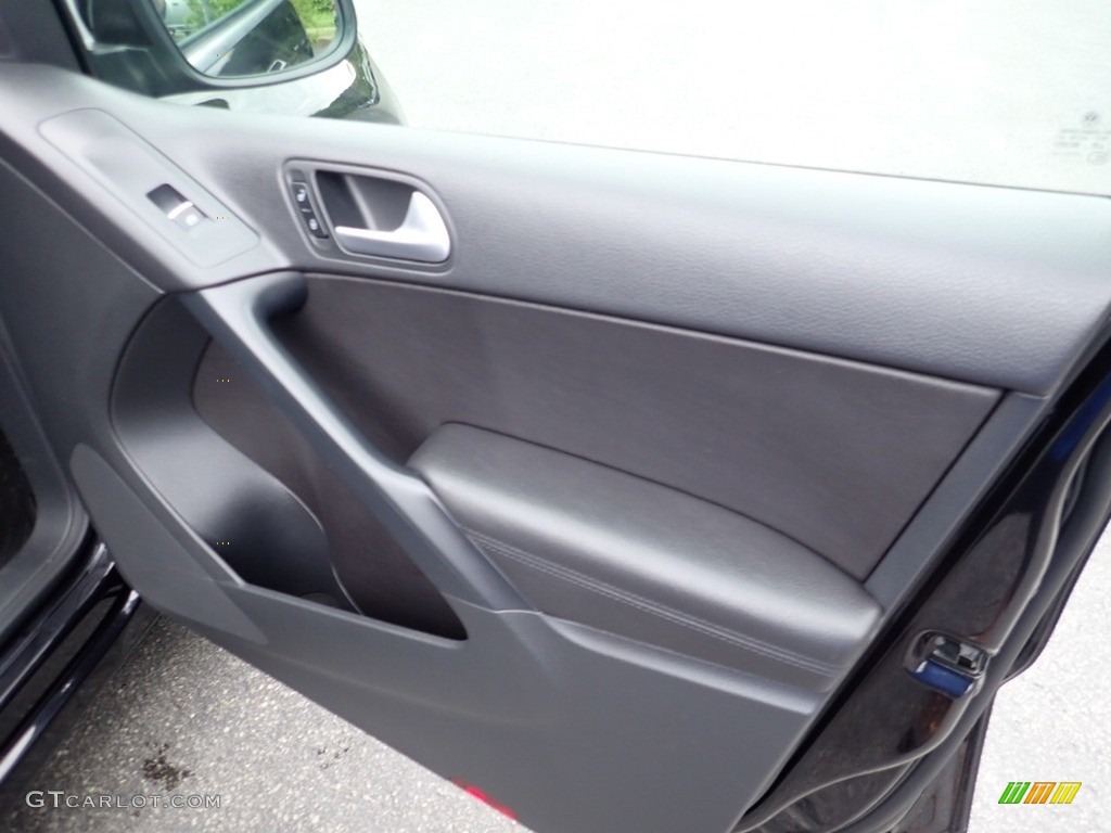 2016 Volkswagen Tiguan SE Charcoal Door Panel Photo #138318253