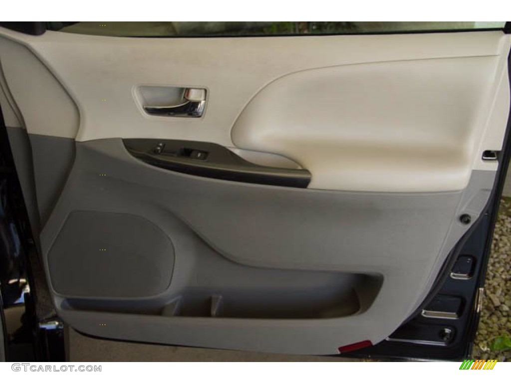 2011 Sienna SE - Black / Dark Charcoal photo #32