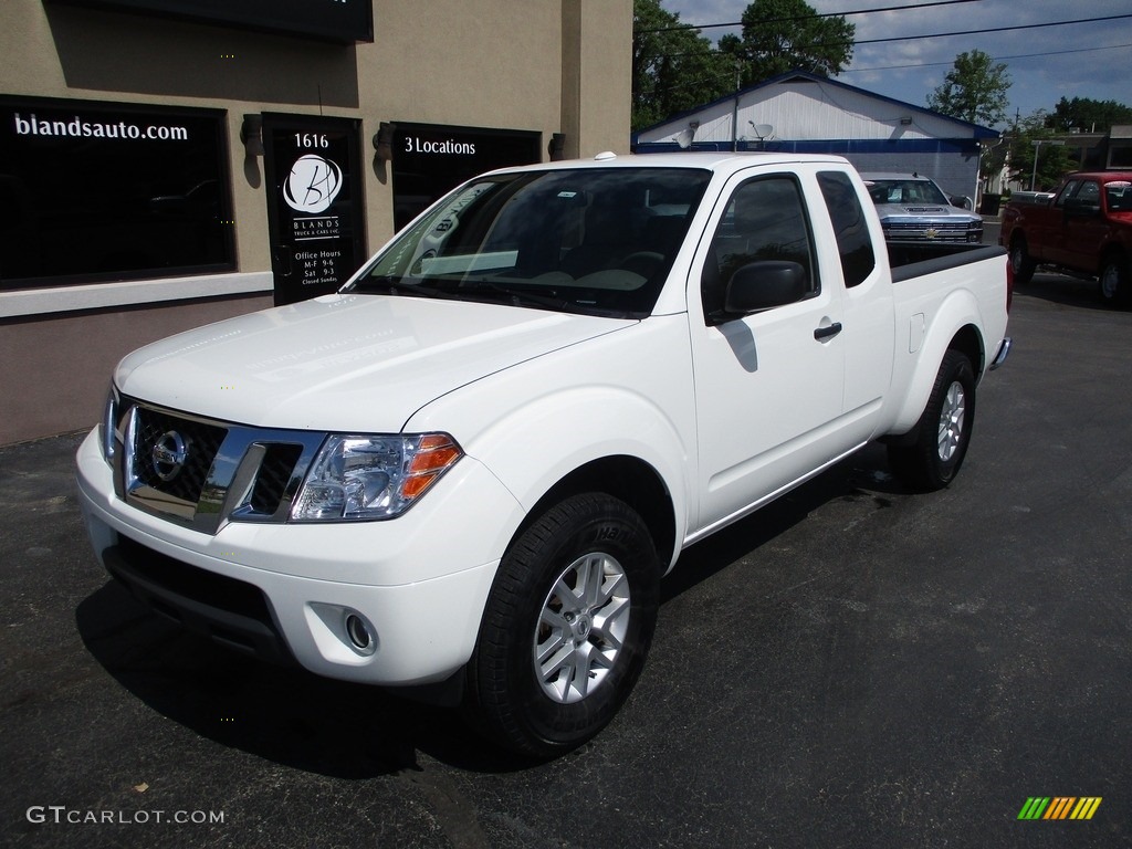 2017 Frontier SV King Cab 4x4 - Glacier White / Beige photo #2