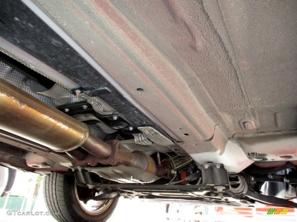 2011 Land Rover LR2 HSE Undercarriage Photos