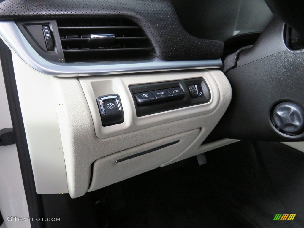 2013 XTS Platinum AWD - White Diamond Tricoat / Jet Black/Light Wheat Opus Full Leather photo #22