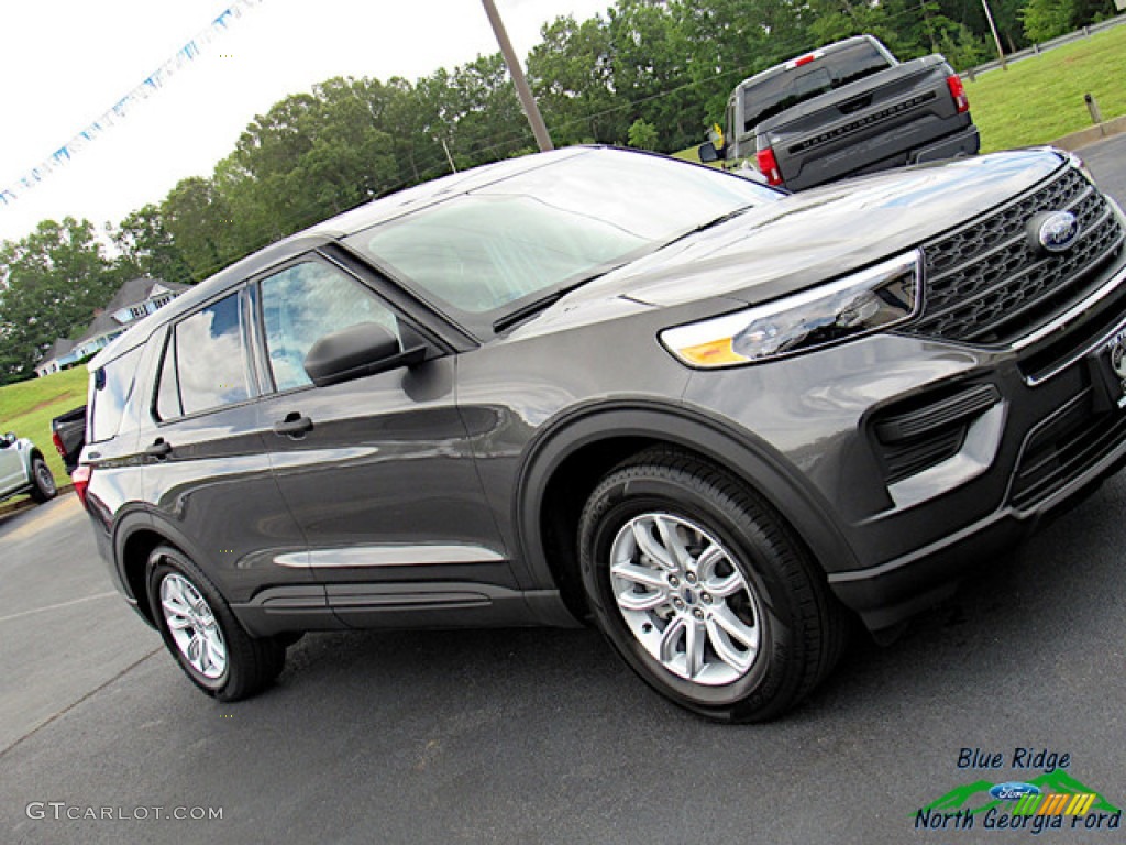 2020 Explorer RWD - Magnetic Metallic / Sandstone photo #32