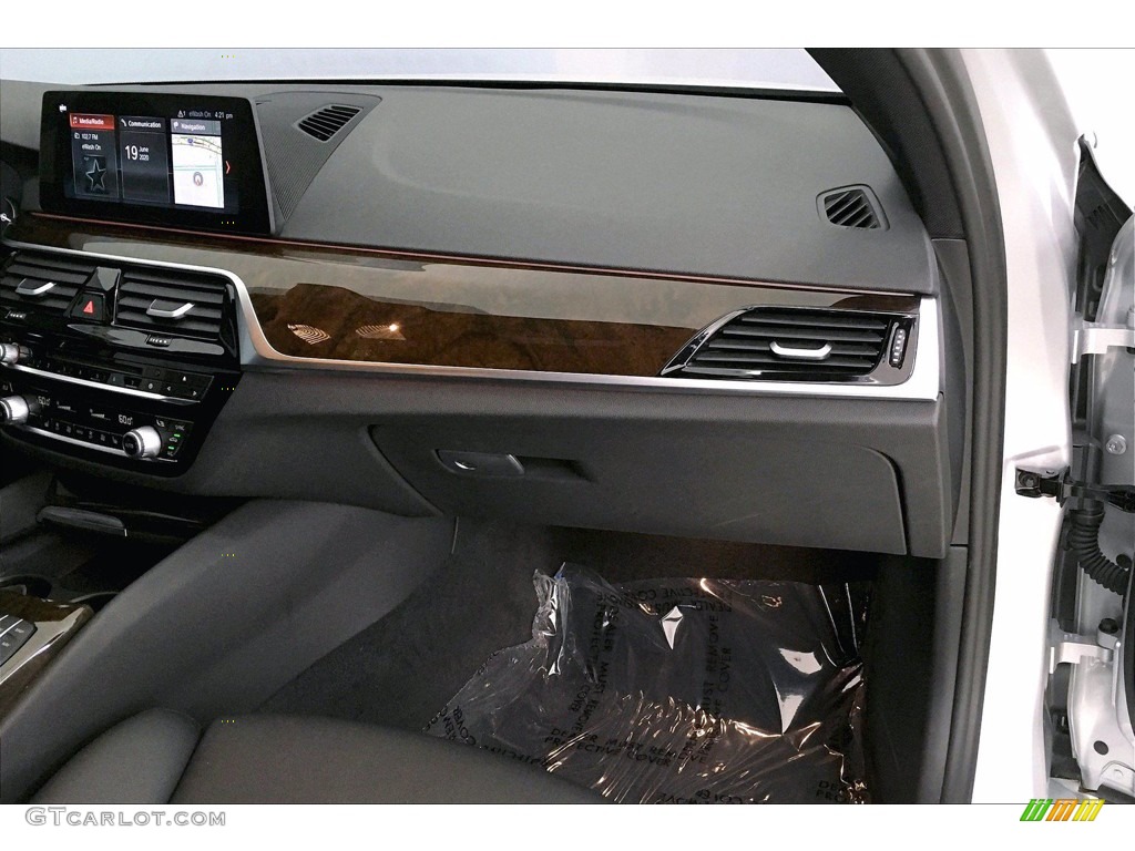 2017 5 Series 530i Sedan - Glacier Silver Metallic / Black photo #22