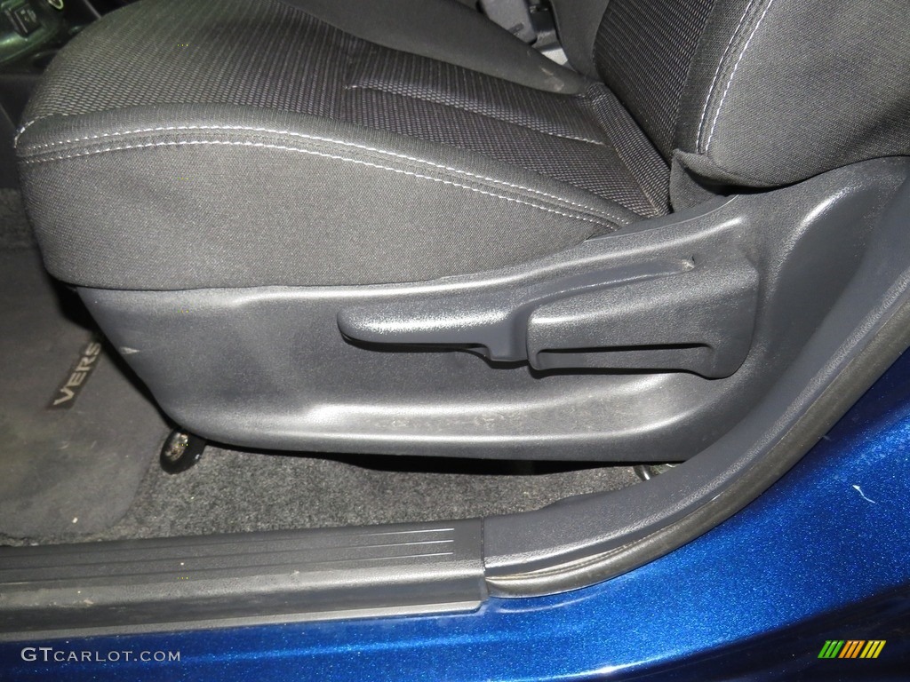 2019 Versa SV - Deep Blue Pearl / Charcoal photo #17