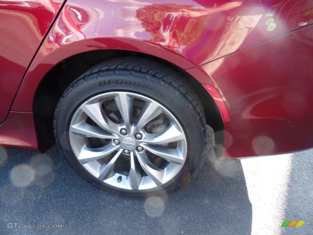 2015 200 S - Velvet Red Pearl / Black photo #10