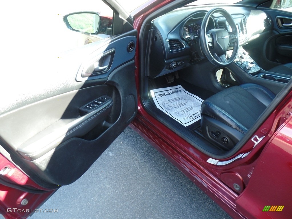 2015 200 S - Velvet Red Pearl / Black photo #11