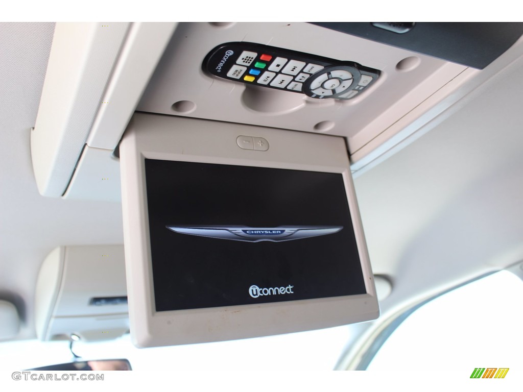 2016 Town & Country Touring - True Blue Pearl / Black/Light Graystone photo #26