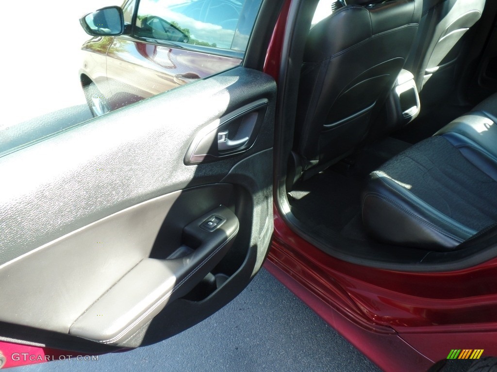 2015 200 S - Velvet Red Pearl / Black photo #25