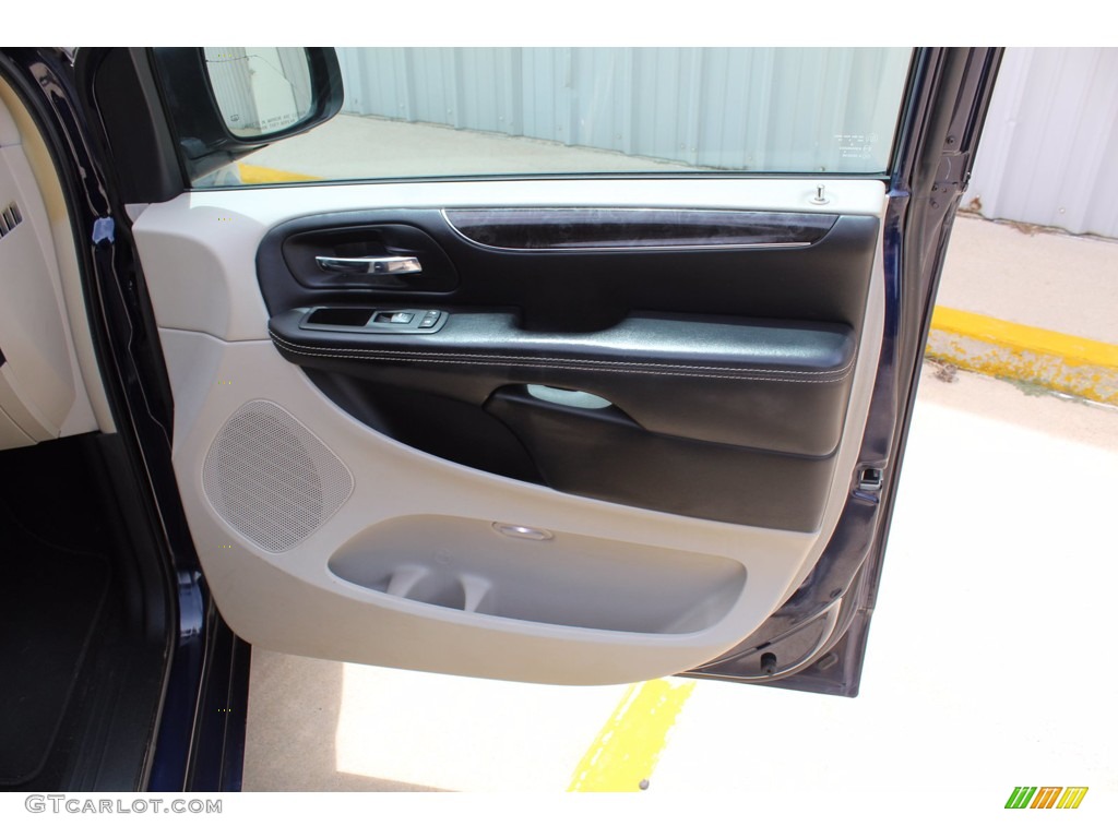 2016 Town & Country Touring - True Blue Pearl / Black/Light Graystone photo #29