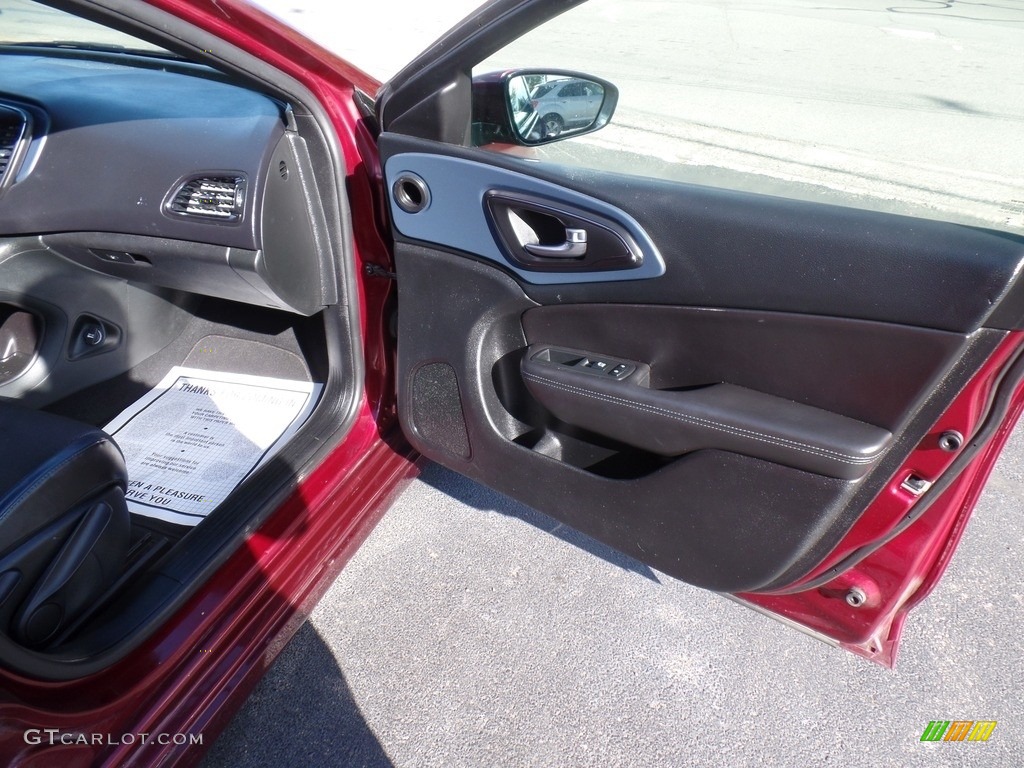 2015 200 S - Velvet Red Pearl / Black photo #30