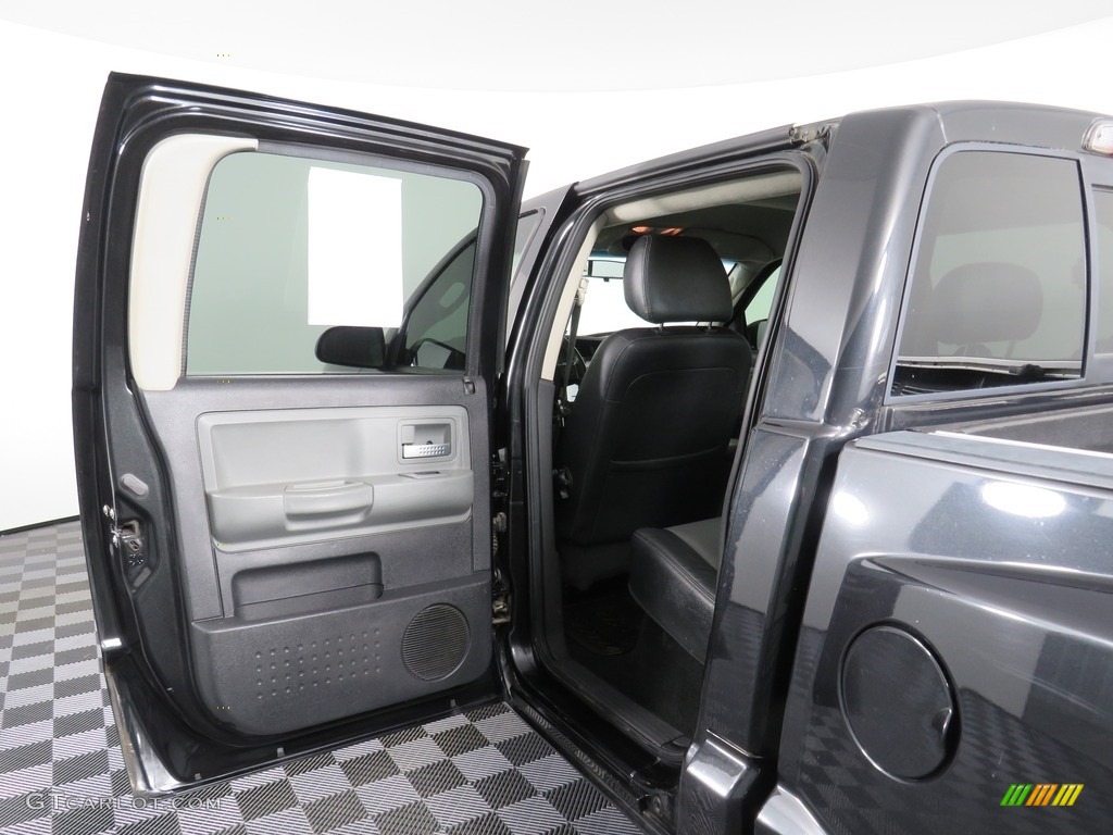 2011 Dakota Laramie Crew Cab 4x4 - Brilliant Black Crystal Pearl / Dark Slate Gray/Medium Slate Gray photo #28