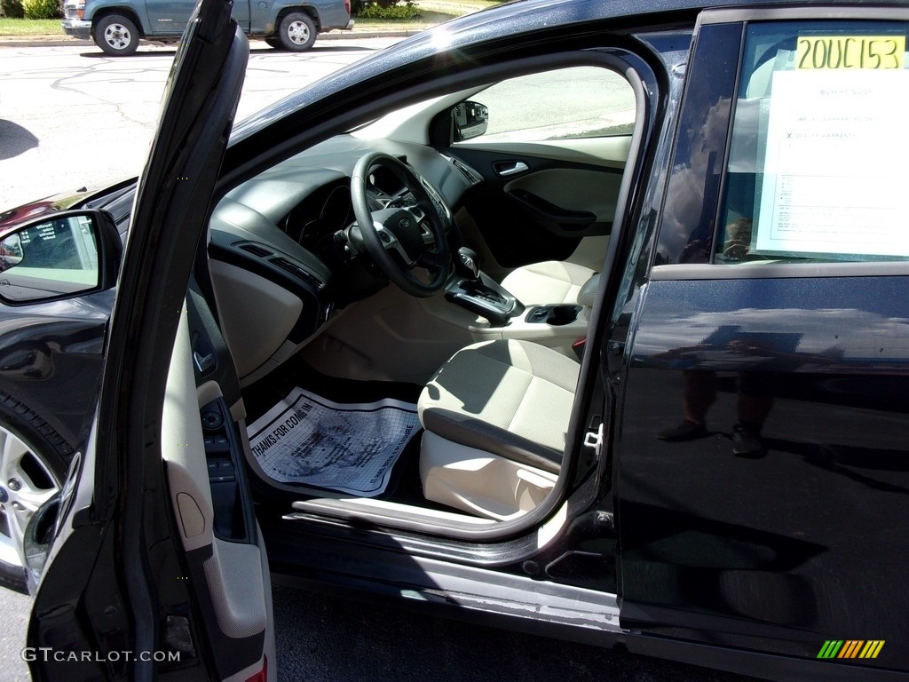 2013 Focus SE Sedan - Tuxedo Black / Charcoal Black photo #5