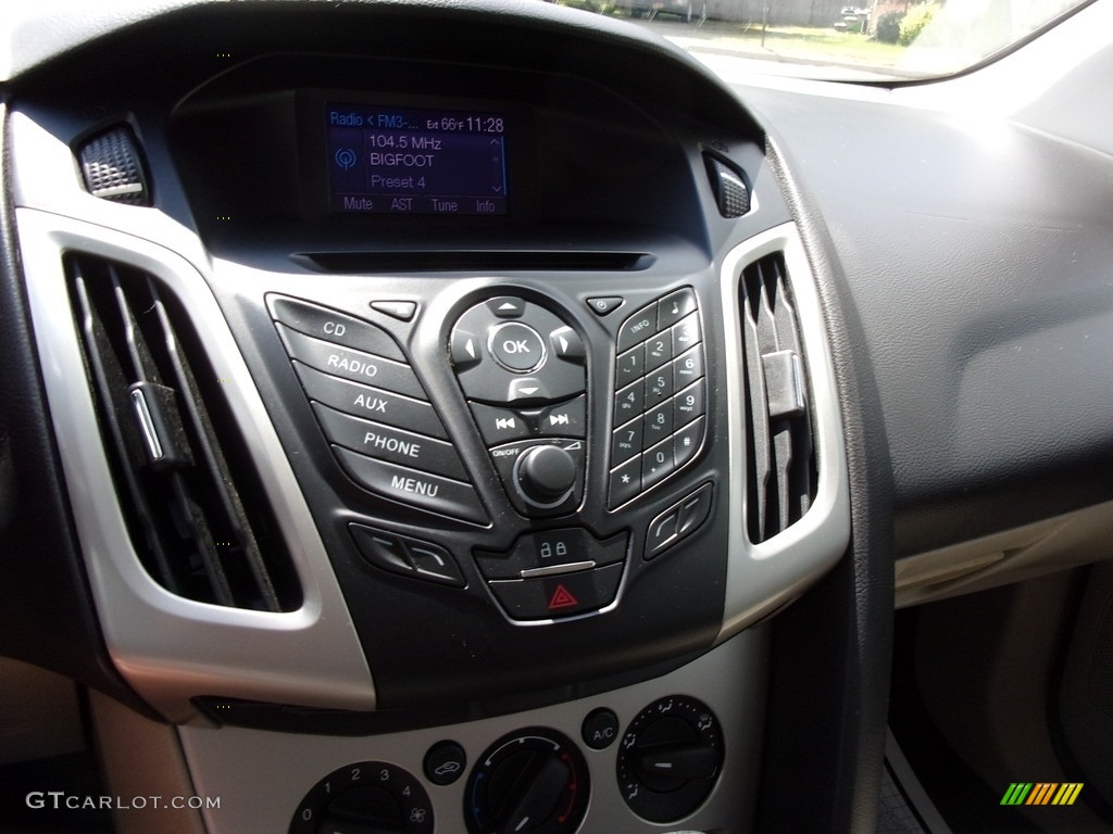 2013 Focus SE Sedan - Tuxedo Black / Charcoal Black photo #9