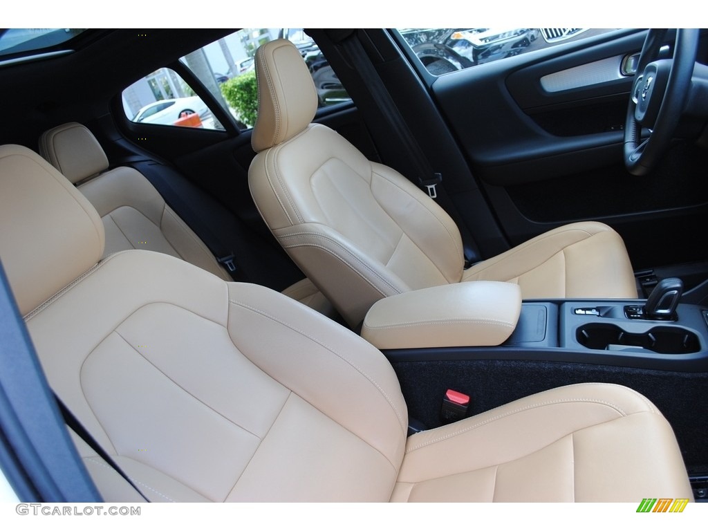 2019 Volvo XC40 T5 Momentum AWD Front Seat Photo #138470462