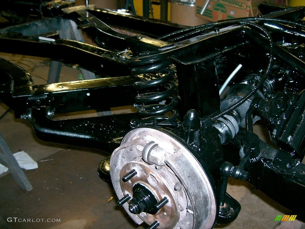 1972 Triumph TR6 Standard TR6 Model Undercarriage Photo #138509154