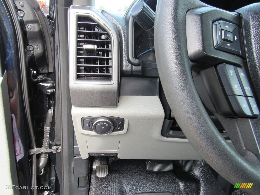 2017 Ford F250 Super Duty XL SuperCab Controls Photo #138515241