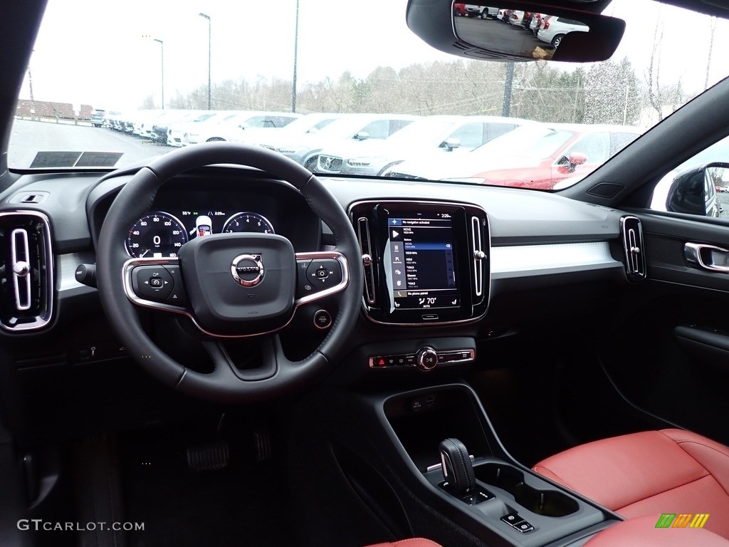 2019 Volvo XC40 T5 Momentum AWD Front Seat Photo #138524220