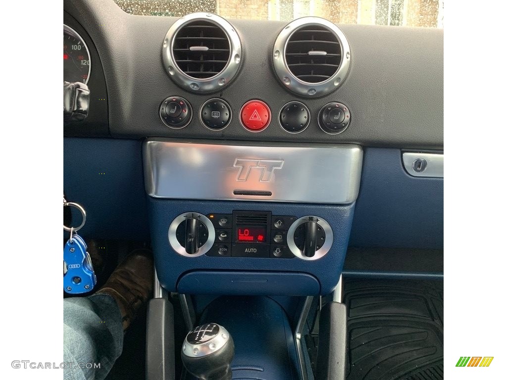 2000 Audi TT 1.8T quattro Coupe Controls Photo #138528141