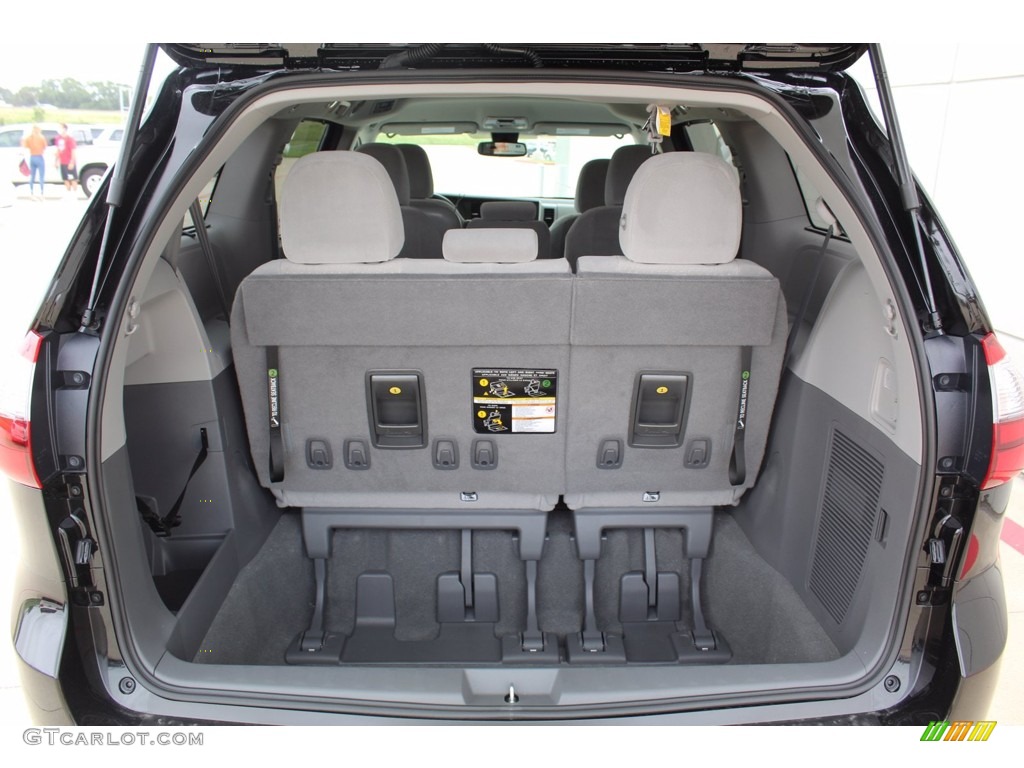 2020 Sienna LE - Midnight Black Metallic / Ash photo #22