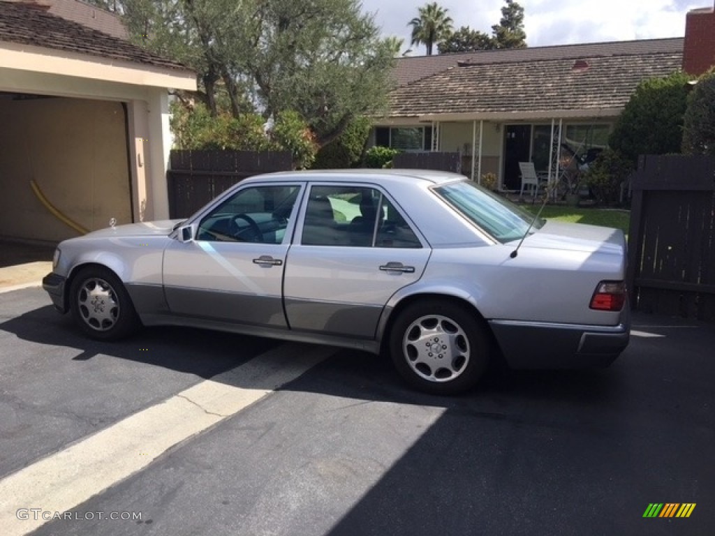 Brilliant Silver Metallic 1994 Mercedes-Benz E 500 Sedan Exterior Photo #138536052