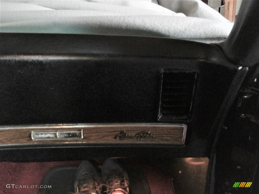 1972 Pontiac Grand Prix Hardtop Coupe Marks and Logos Photo #138539856