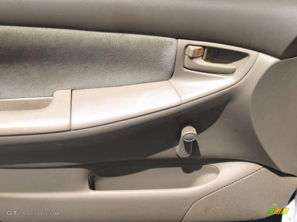 2003 Corolla CE - Super White / Pebble Beige photo #11