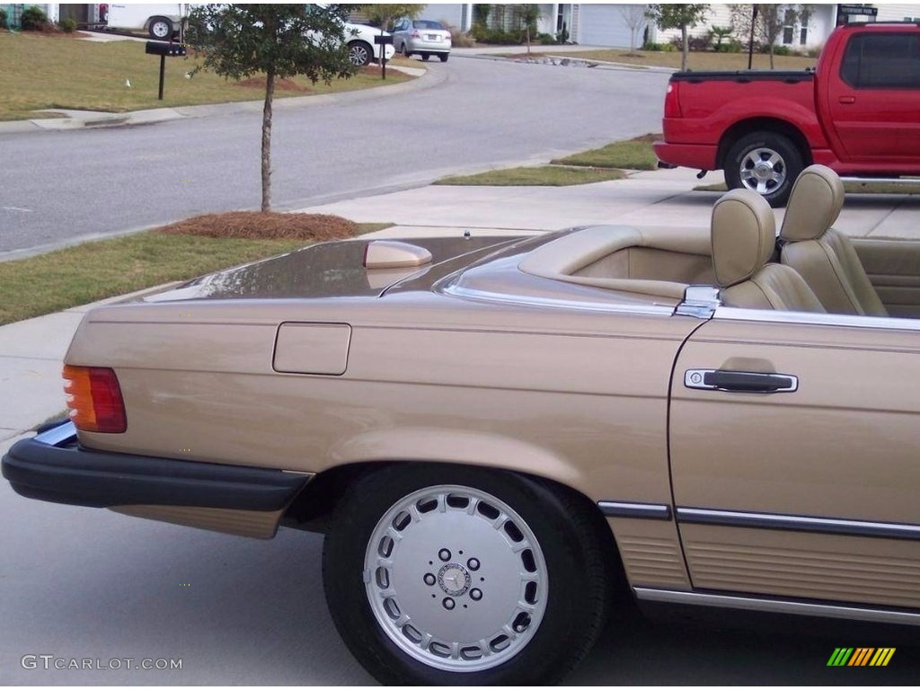 Champagne Metallic 1986 Mercedes-Benz SL Class 560 SL Roadster Exterior Photo #138558654