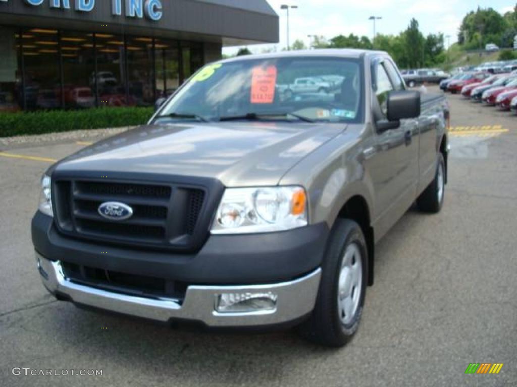 2005 F150 XL Regular Cab - Arizona Beige Metallic / Tan photo #13