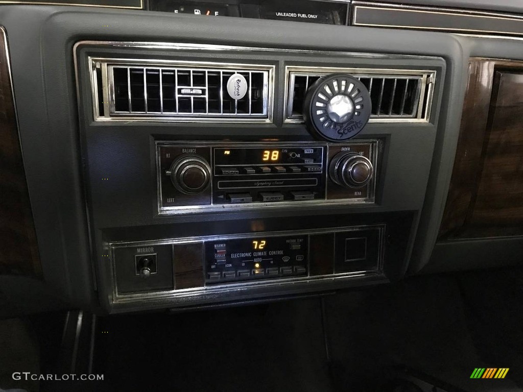 1986 Cadillac Fleetwood Brougham Controls Photo #138638241