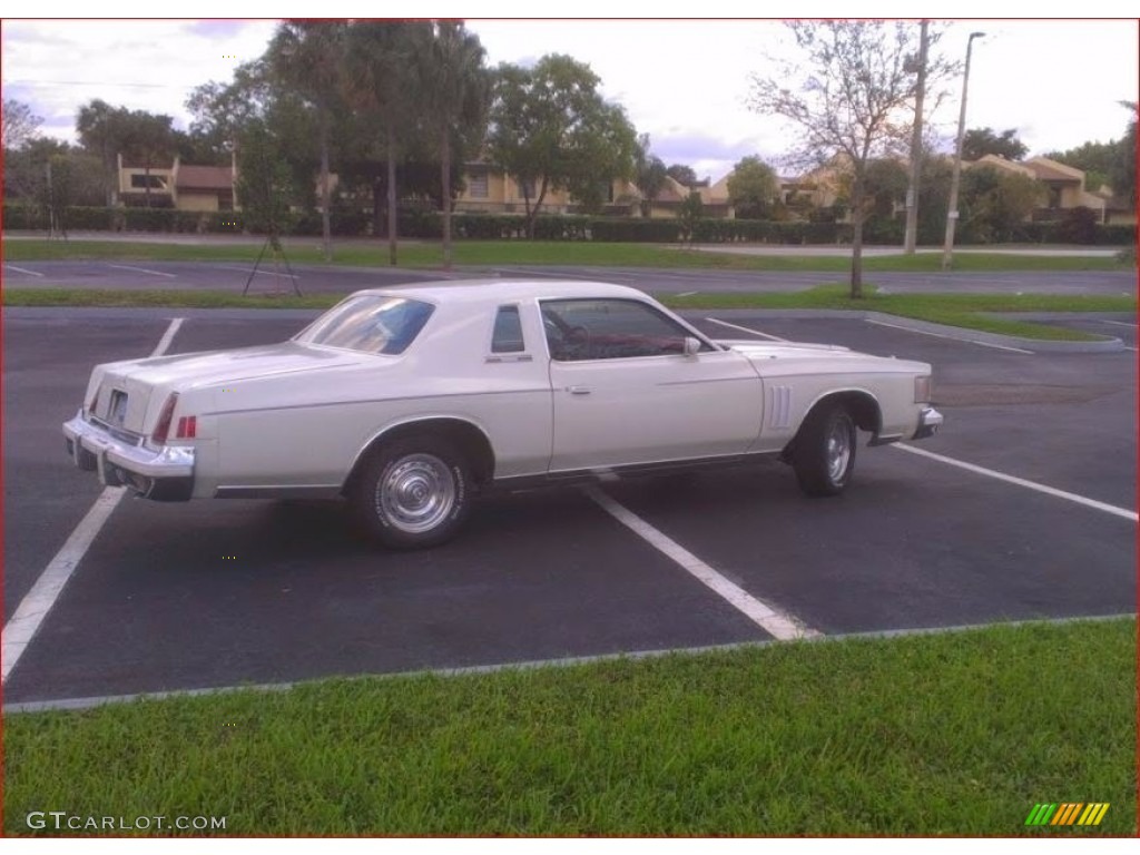 White Chrysler 300