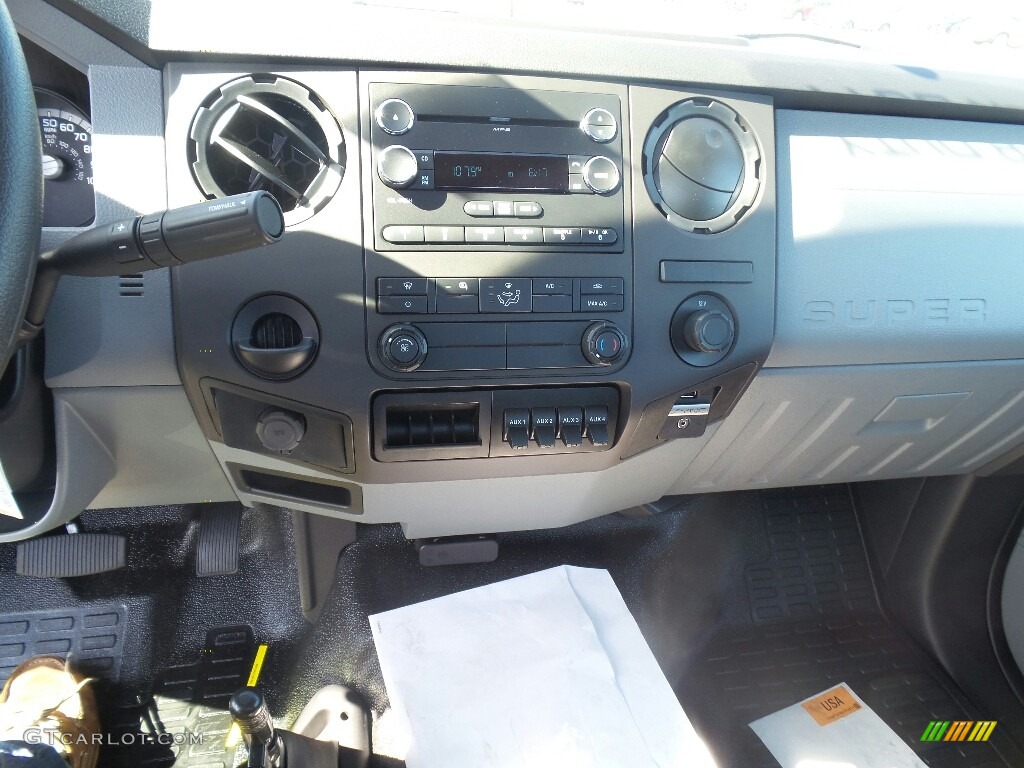 2019 F750 Super Duty Regular Cab Chassis - Oxford White / Earth Gray photo #10