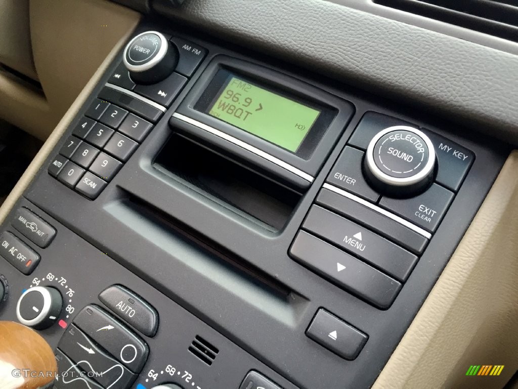 2010 Volvo XC90 V8 AWD Controls Photo #138720105