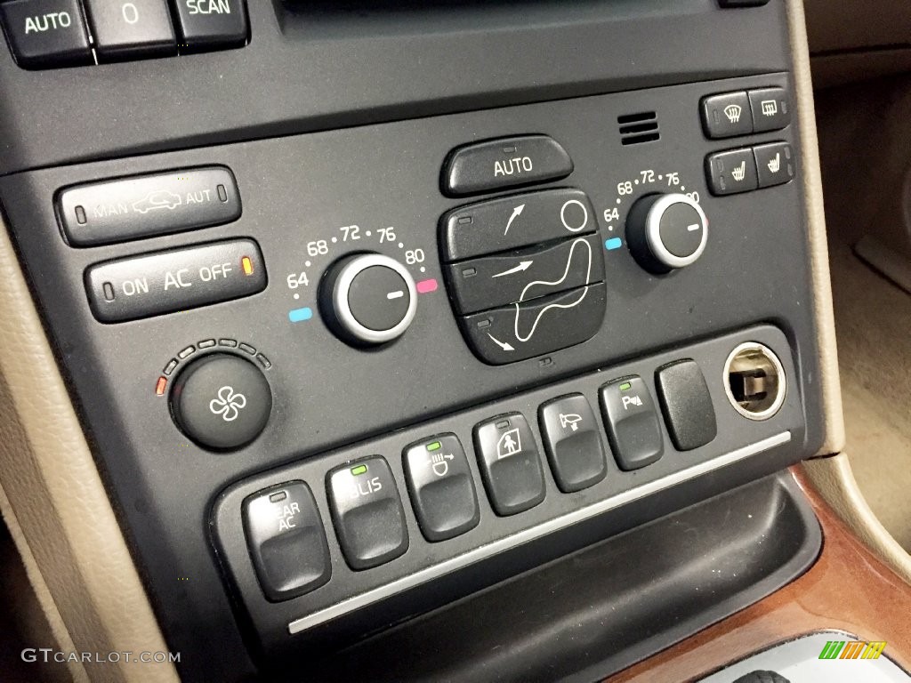 2010 Volvo XC90 V8 AWD Controls Photo #138720123