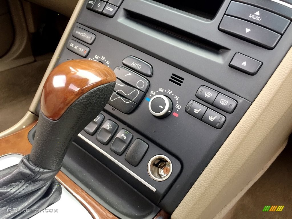 2010 Volvo XC90 V8 AWD Controls Photo #138720141