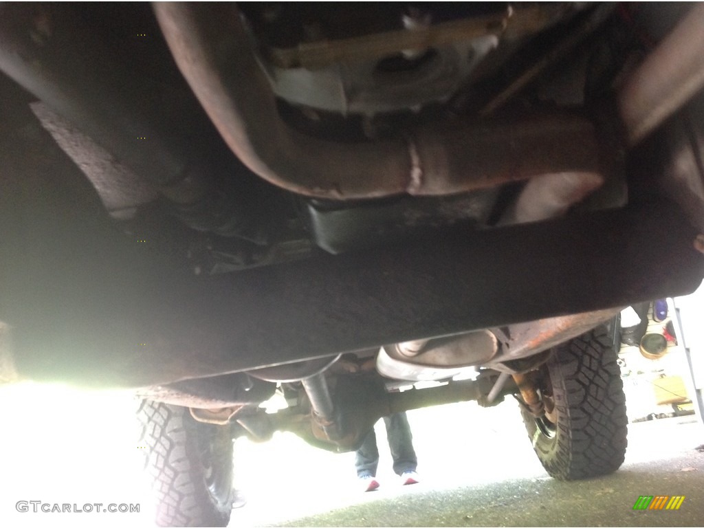1984 Land Rover Defender 110 Hardtop Undercarriage Photo #138725085