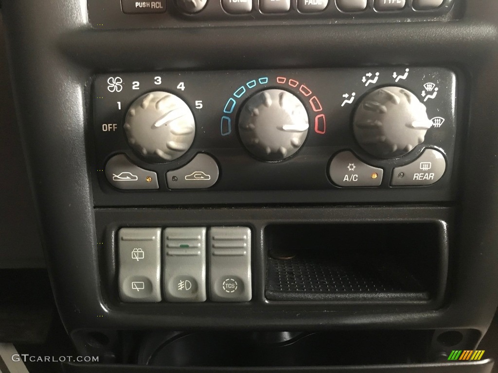2004 Pontiac Montana Standard Montana Model Controls Photo #138749511