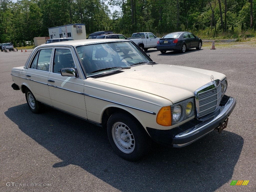 Light Ivory 1983 Mercedes-Benz E Class 300 D Sedan Exterior Photo #138752403