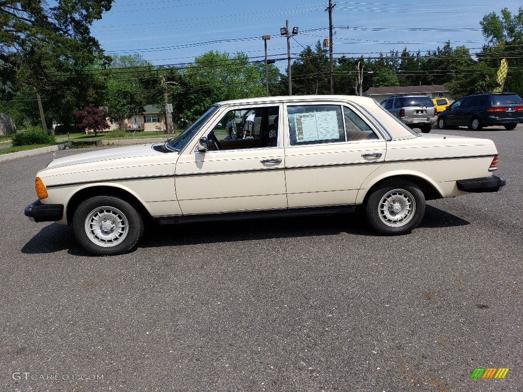 Light Ivory 1983 Mercedes-Benz E Class 300 D Sedan Exterior Photo #138752424
