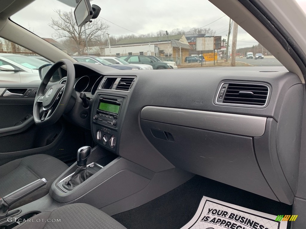 2015 Volkswagen Jetta SE Sedan Titan Black Dashboard Photo #138759786